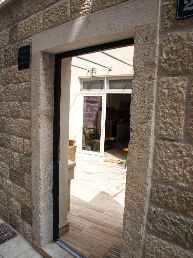 House Nataniel In Omis Near Sea Apartment Bagian luar foto